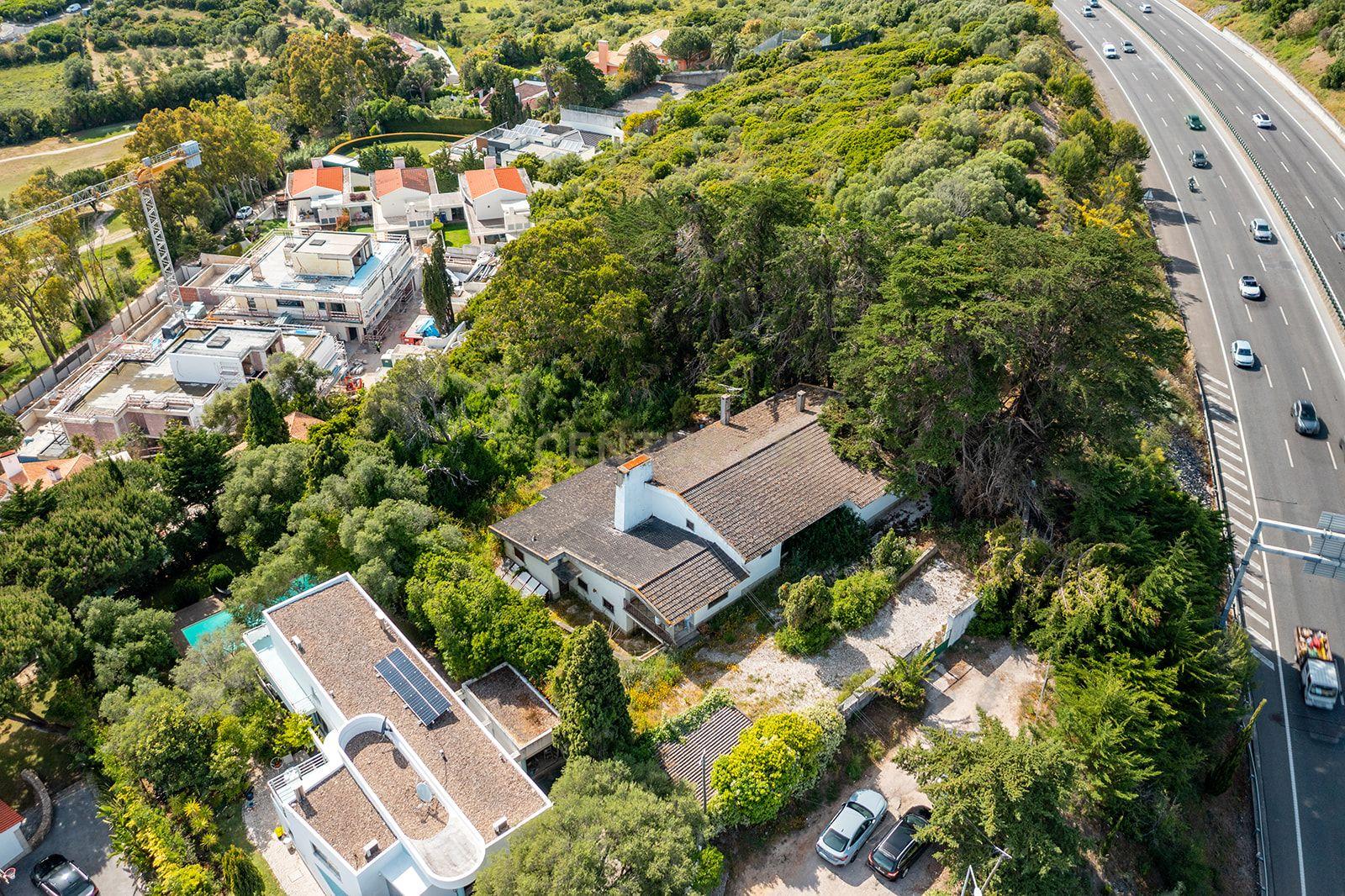 Villa for Full Rehabilitation on a 2,350 sqm Urban Plot in Alcabideche - image 03