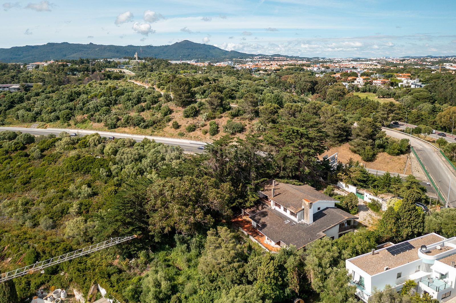 Villa for Full Rehabilitation on a 2,350 sqm Urban Plot in Alcabideche - image 04