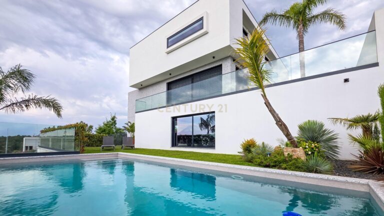 Contemporary T4 Villa with Pool in Brufe, Vila Nova de Famalicao - image 01