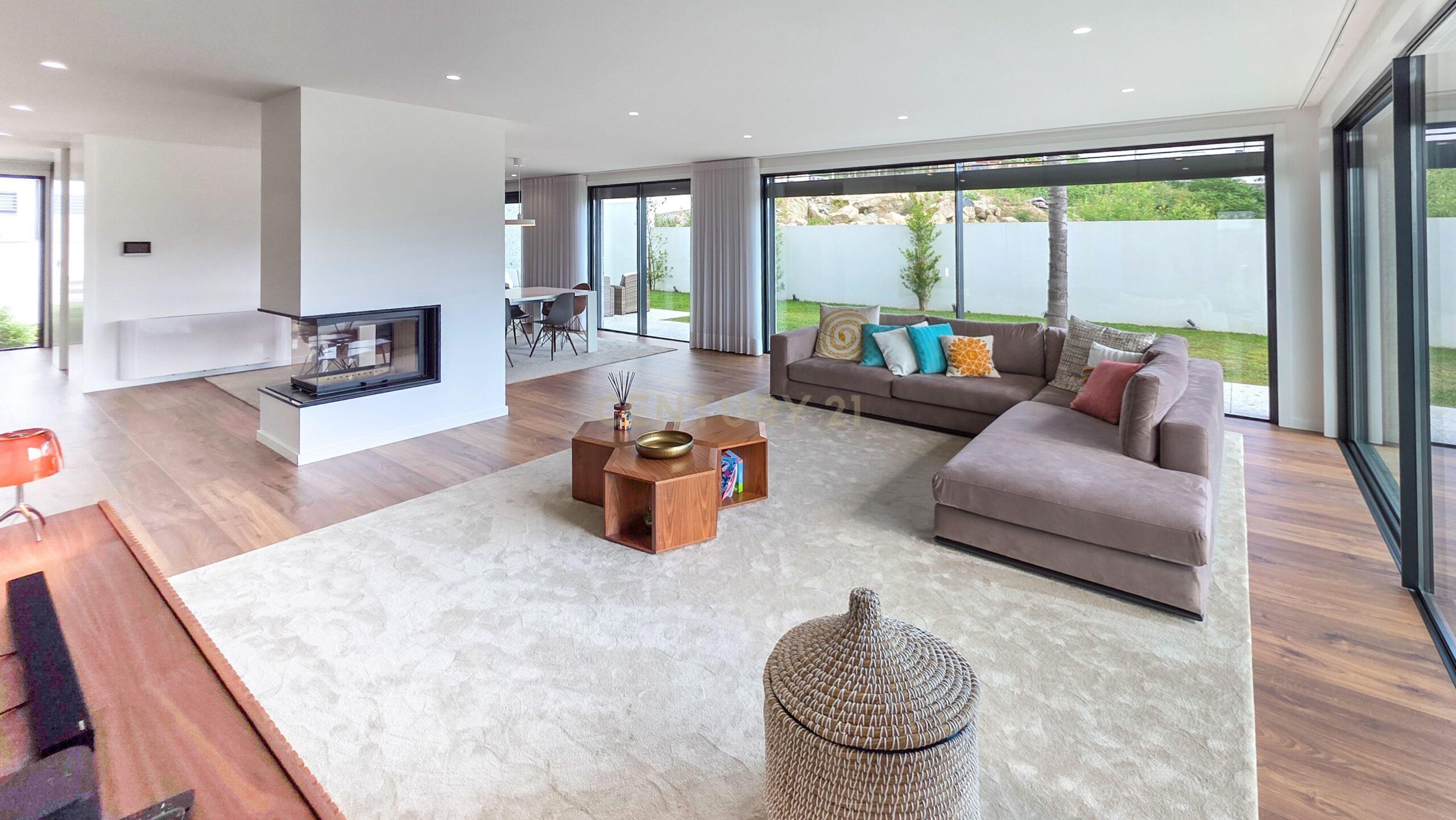 Contemporary T4 Villa with Pool in Brufe, Vila Nova de Famalicao - image 04