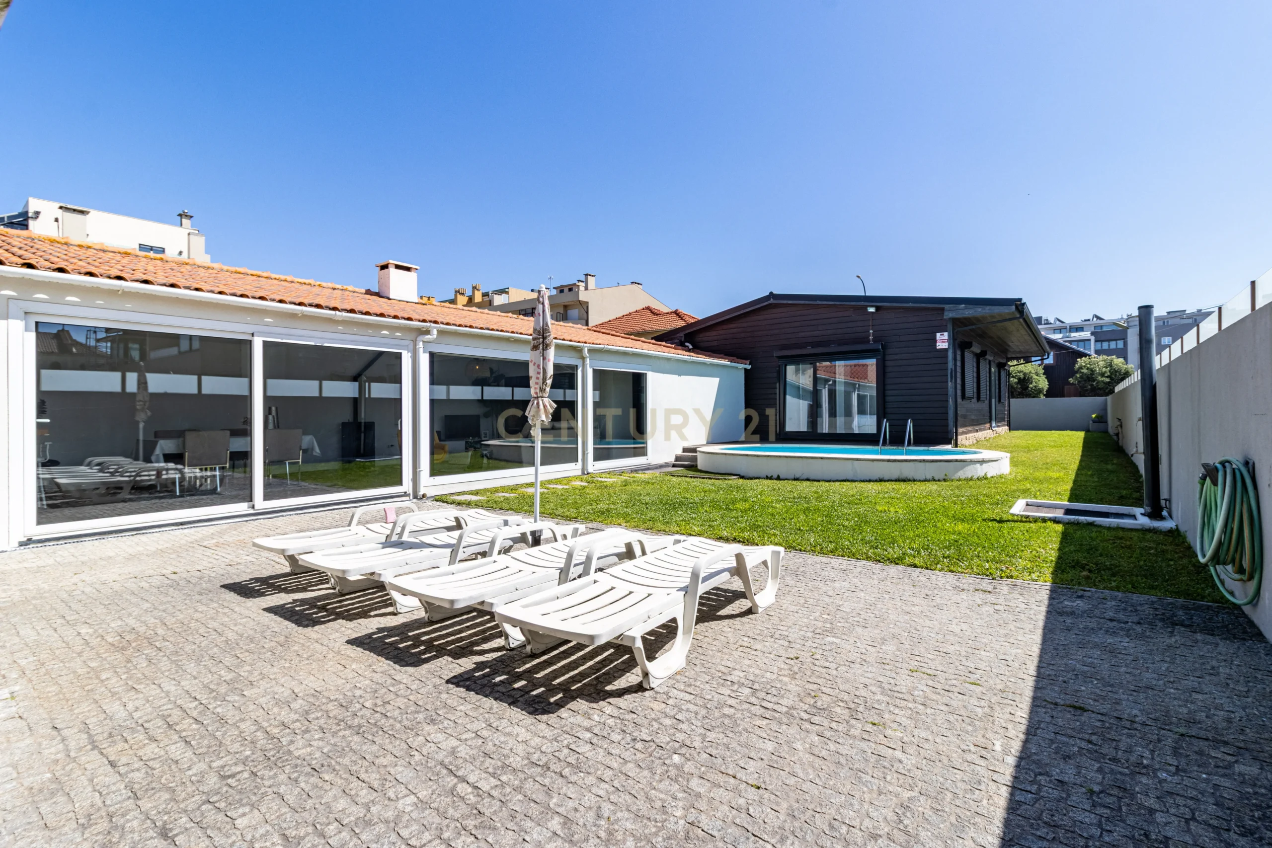 Single-Storey T4 Villa near Esmoriz Beach - image 01