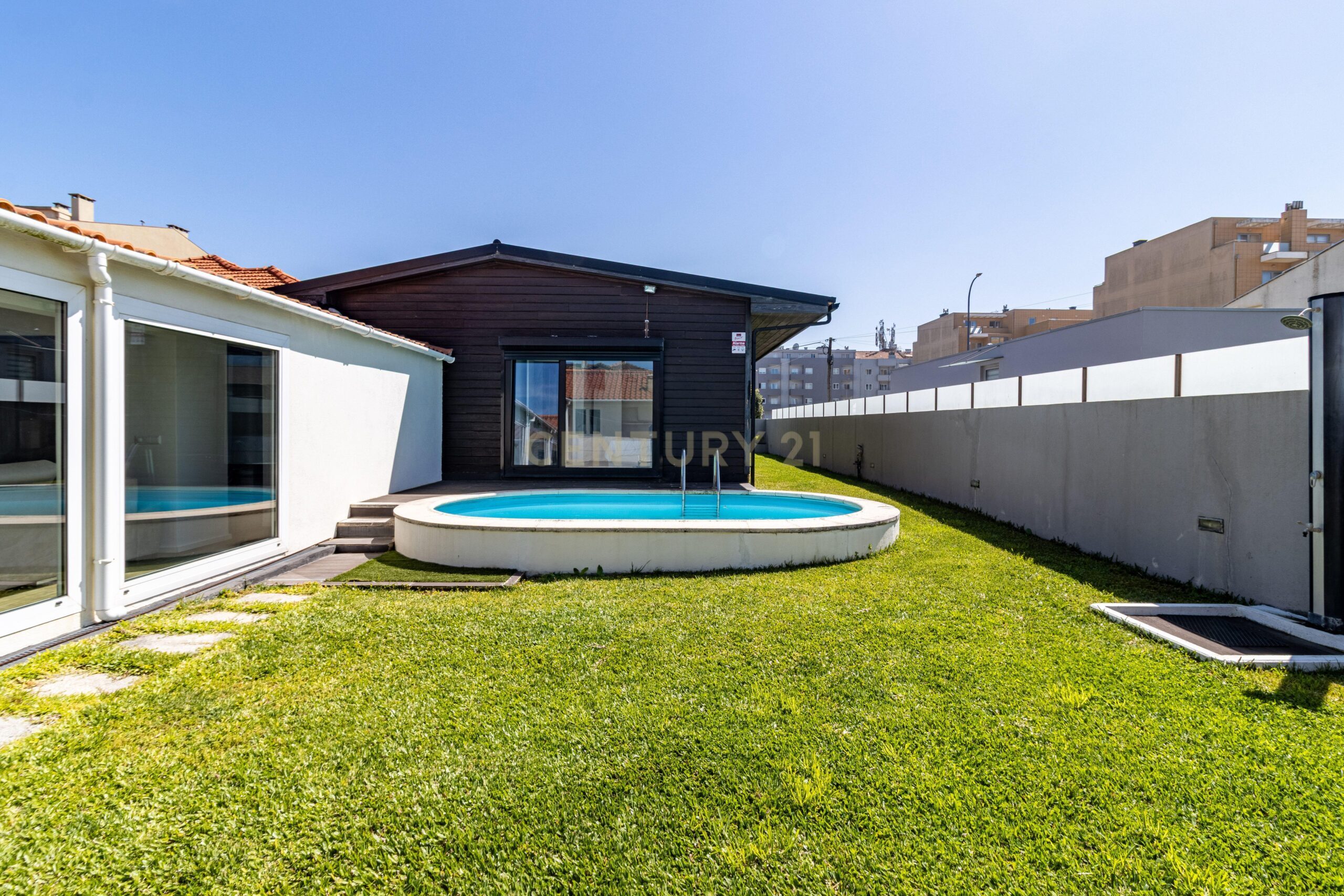 Single-Storey T4 Villa near Esmoriz Beach - image 02
