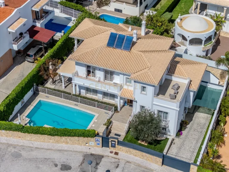 T4+ Villa in Portimão, Portimão - image 01