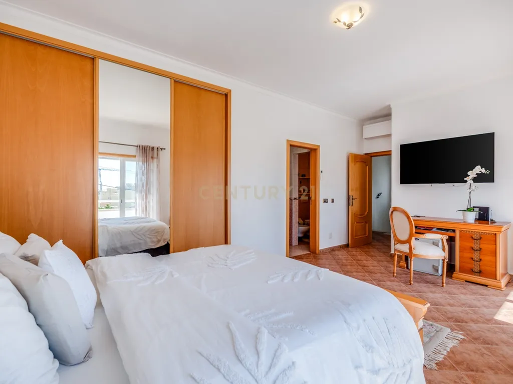 T4+ Villa in Portimão, Portimão - image 37