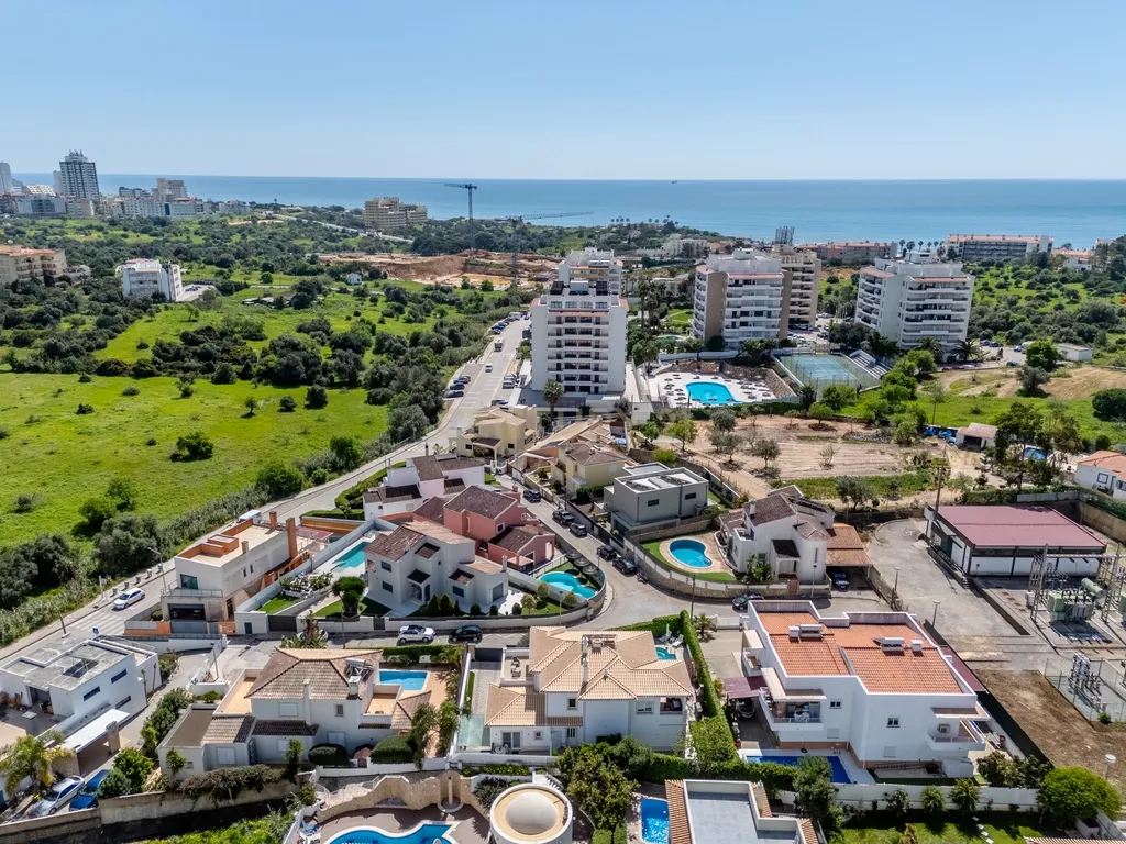T4+ Villa in Portimão, Portimão - image 53