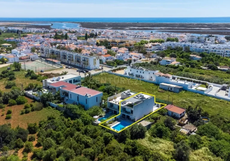 T4+ Villa in Santa Luzia, Tavira - image 01