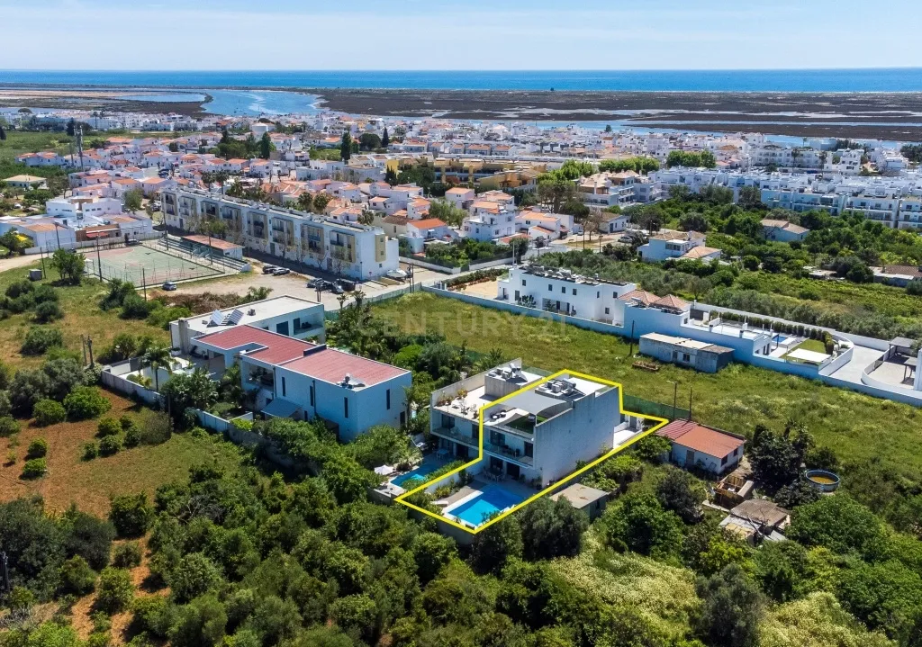 T4+ Villa in Santa Luzia, Tavira - image 01