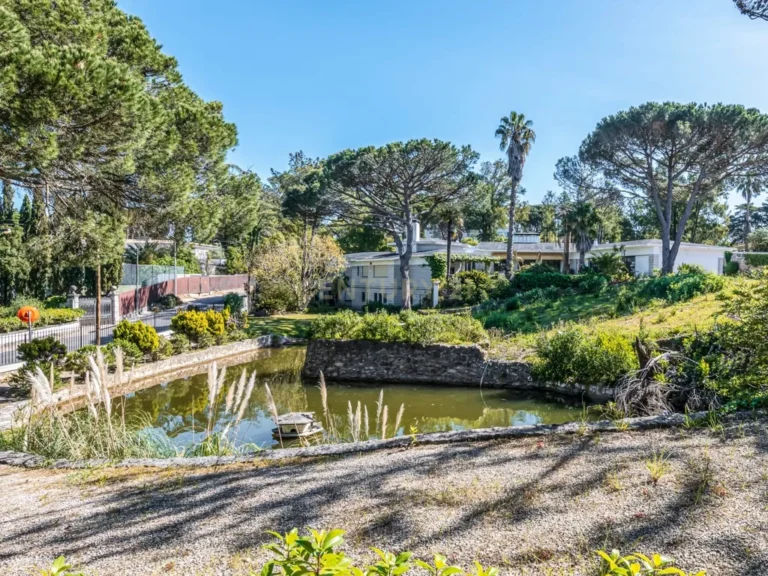T12 Villa on a 7,100 sqm Plot in Estoril - image 01
