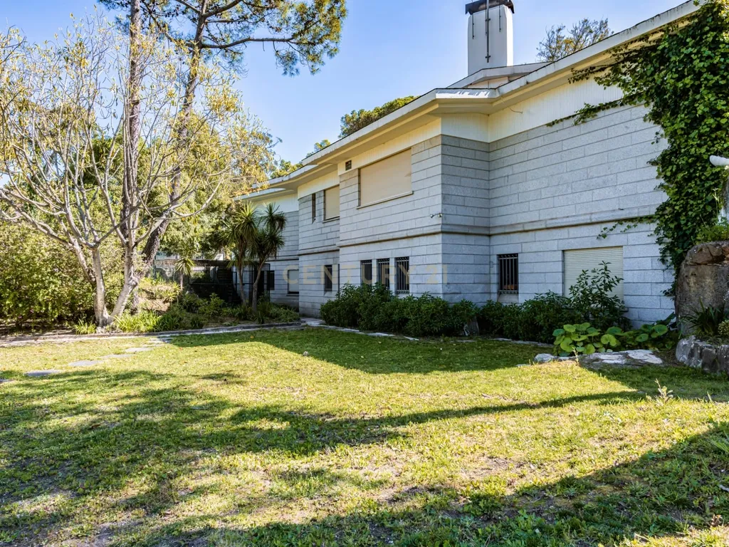 T12 Villa on a 7,100 sqm Plot in Estoril - image 02