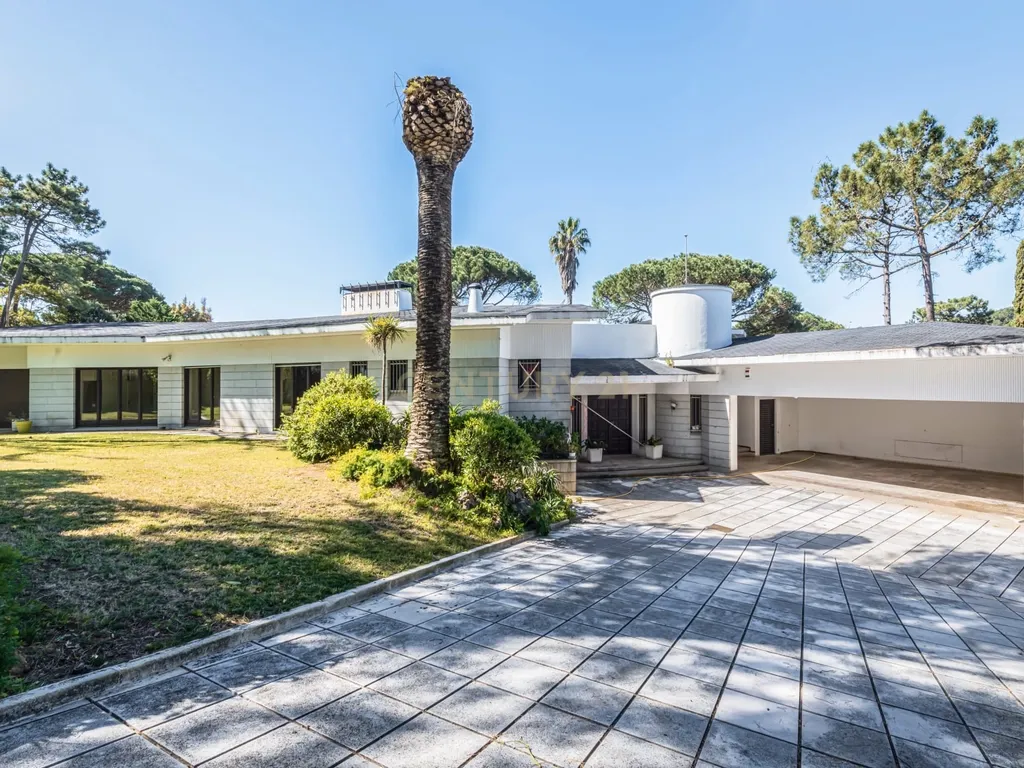 T12 Villa on a 7,100 sqm Plot in Estoril - image 09