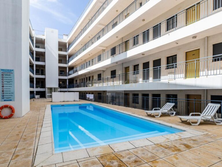 2-bedroom apartment with pool in Olhão – image 01