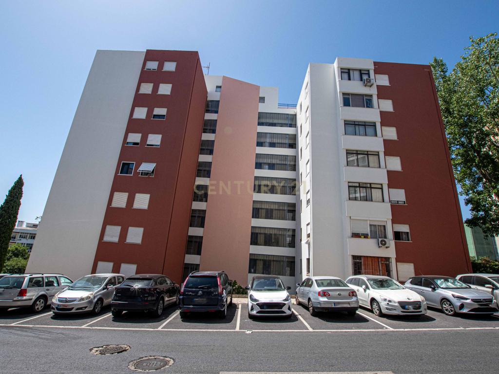 3-bedroom apartment in Monte Abraão – image 01
