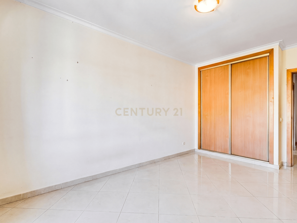 Apartment T3 in Quelfes — image 28