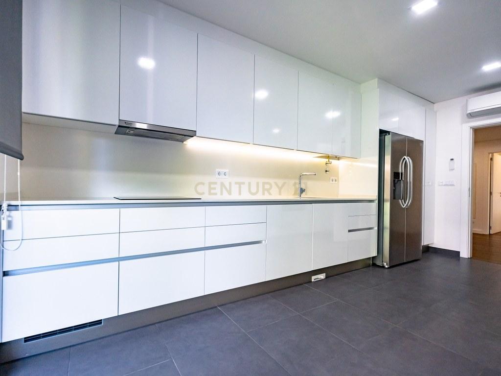 Apartment T3 in Santo António dos Olivais — image 07