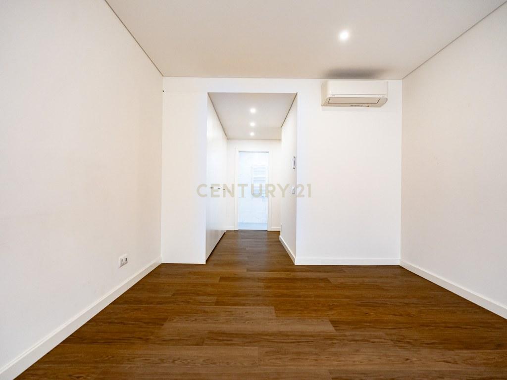 Apartment T3 in Santo António dos Olivais — image 09