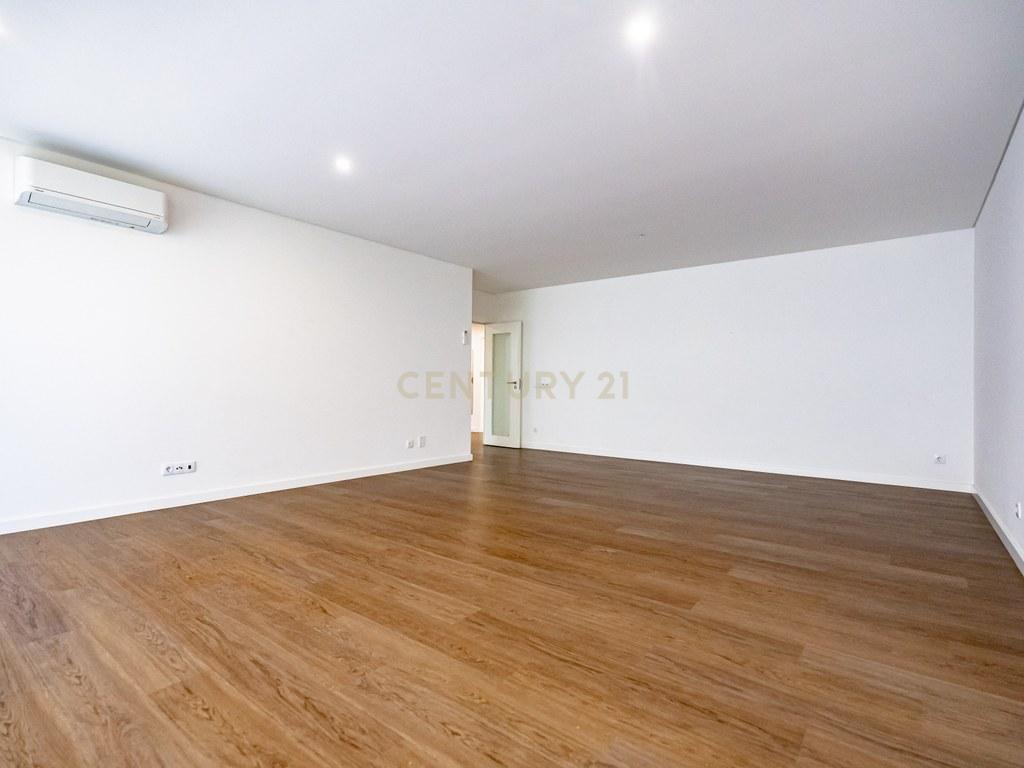 Apartment T3 in Santo António dos Olivais — image 13