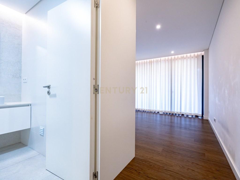 Apartment T3 in Santo António dos Olivais — image 15