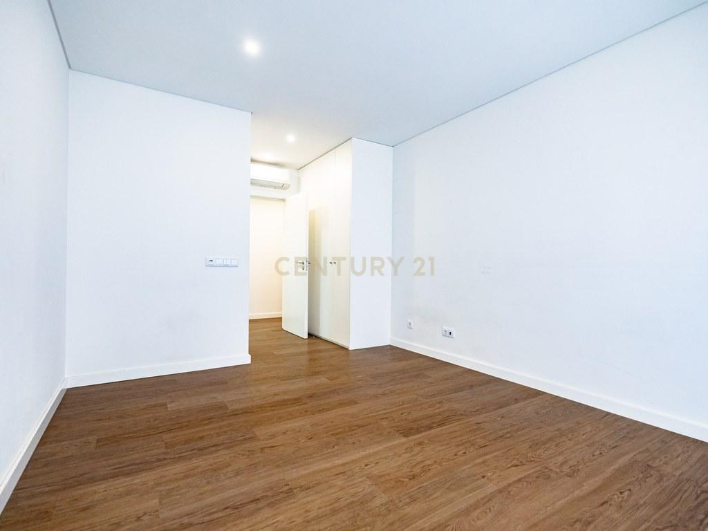 Apartment T3 in Santo António dos Olivais — image 17
