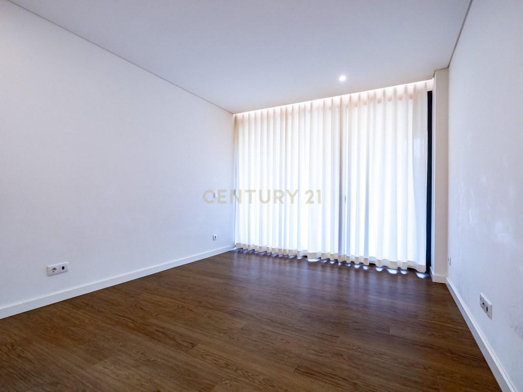 Apartment T3 in Santo António dos Olivais — image 19