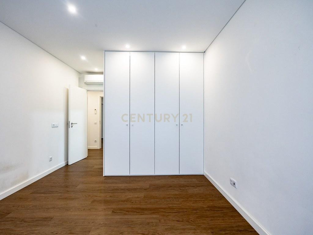 Apartment T3 in Santo António dos Olivais — image 20