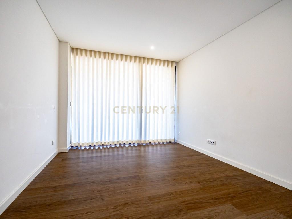 Apartment T3 in Santo António dos Olivais — image 21
