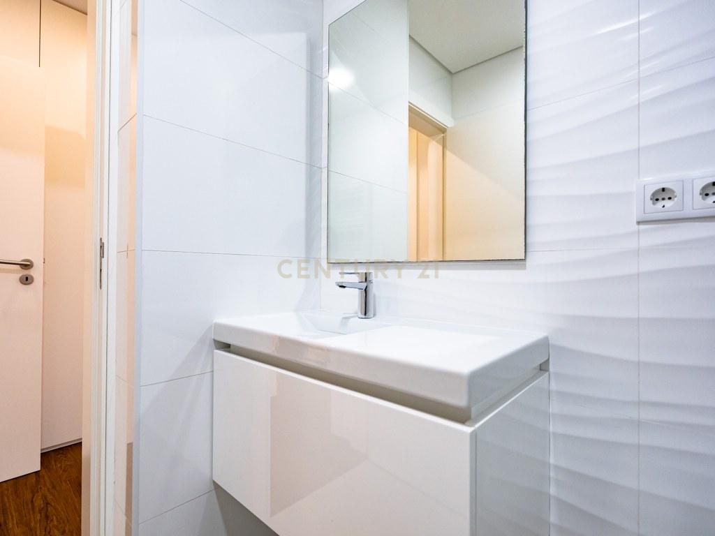 Apartment T3 in Santo António dos Olivais — image 22