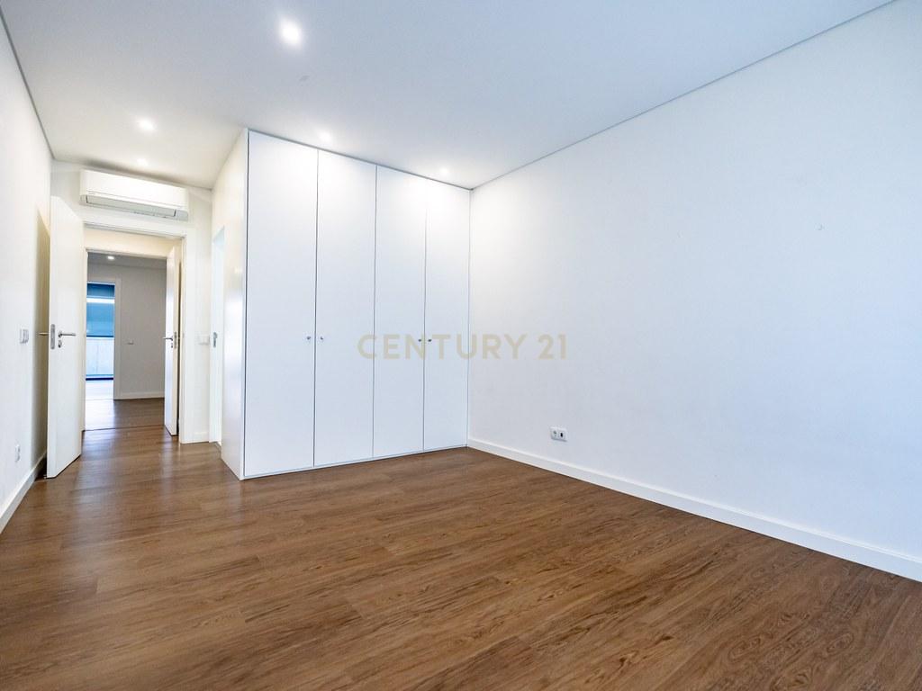 Apartment T3 in Santo António dos Olivais — image 28