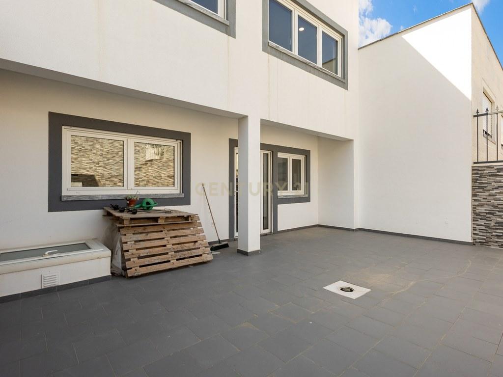 House T2 in União das freguesias de Lourinhã e Atalaia — image 24