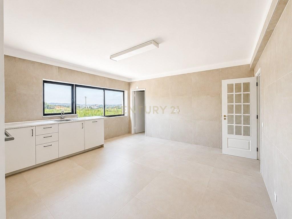 House T3 in Gaeiras — image 11