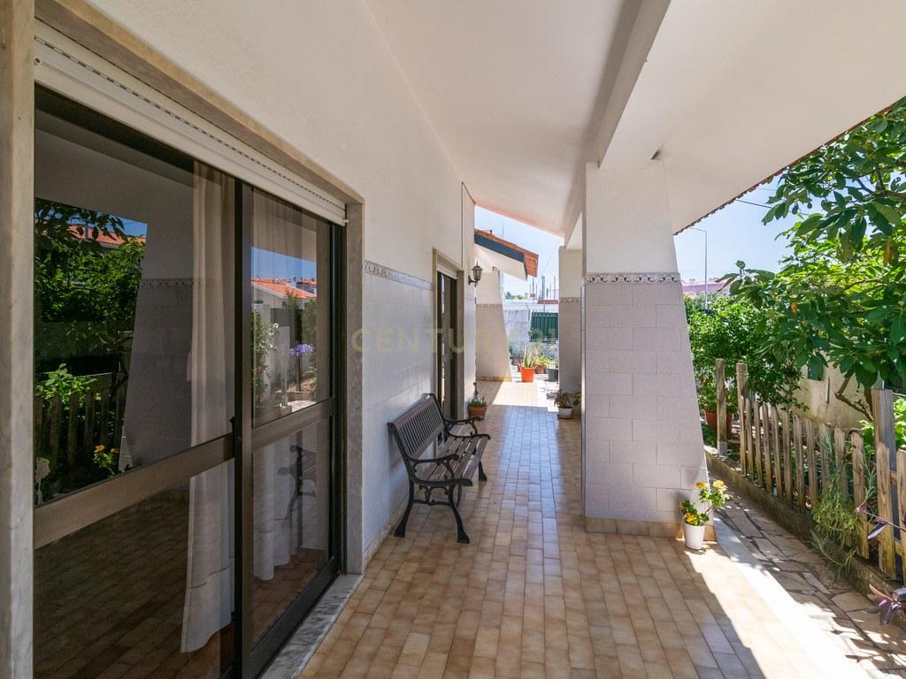 House T4+ in Alcabideche — image 02