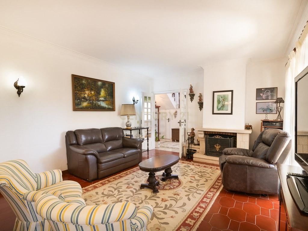 House T4+ in Alcabideche — image 12