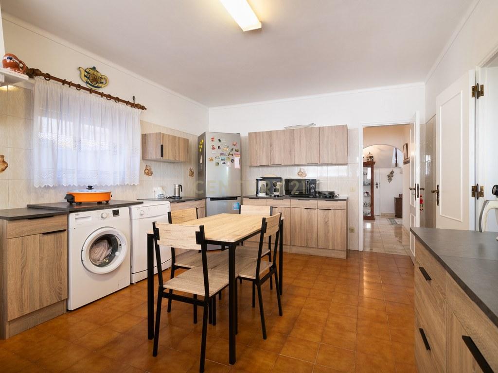 House T4+ in Alcabideche — image 14