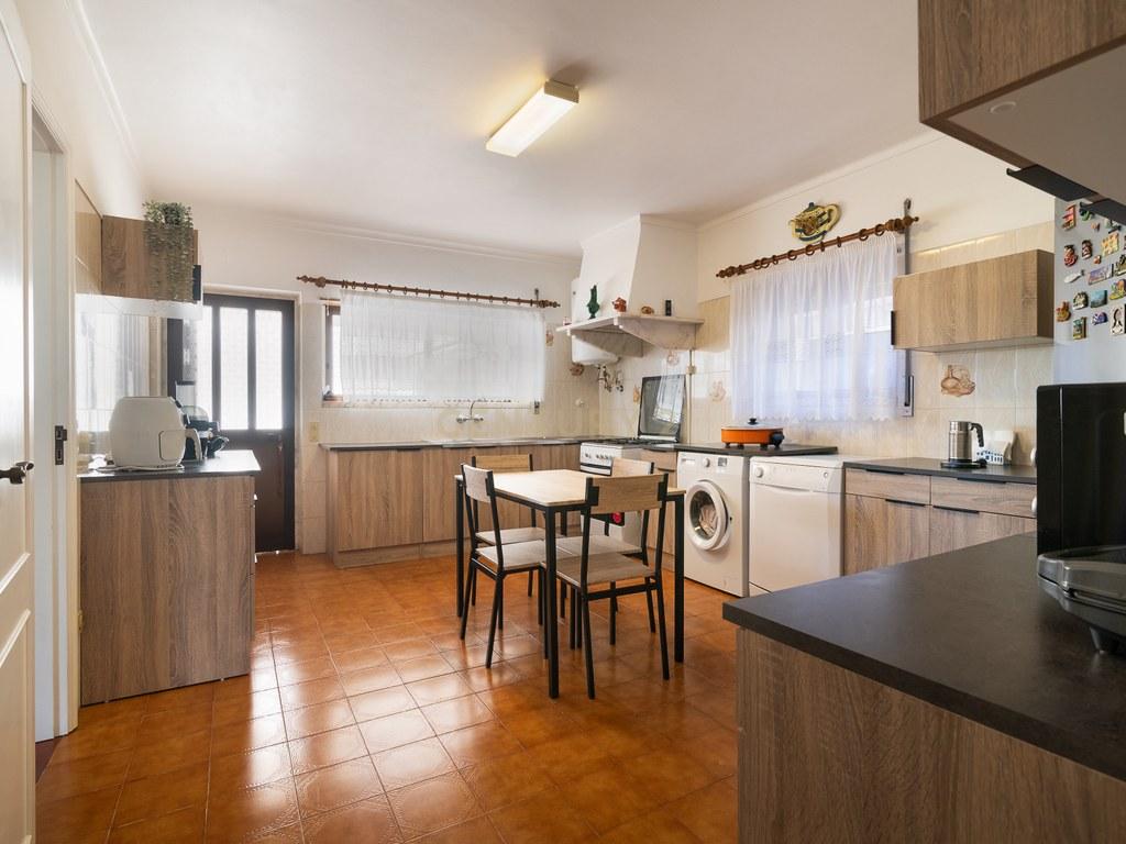 House T4+ in Alcabideche — image 15