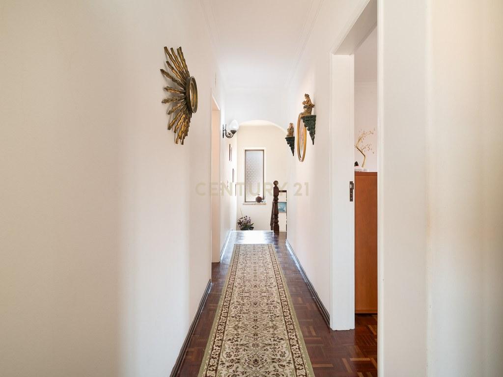 House T4+ in Alcabideche — image 19