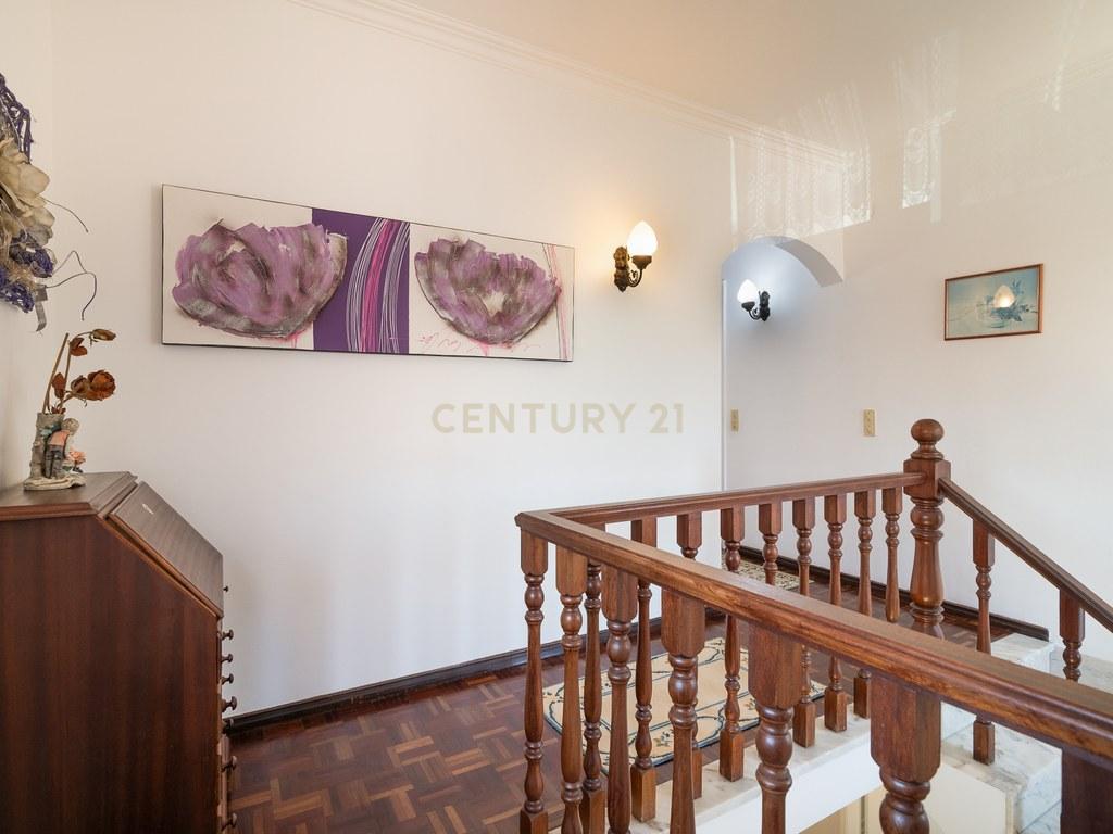 House T4+ in Alcabideche — image 20