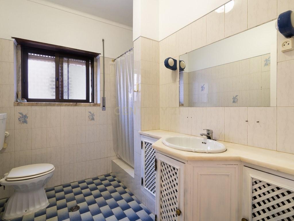 House T4+ in Alcabideche — image 32
