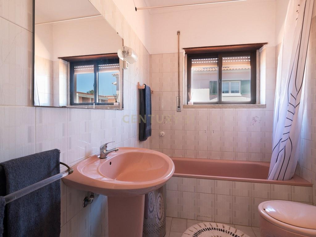 House T4+ in Alcabideche — image 33