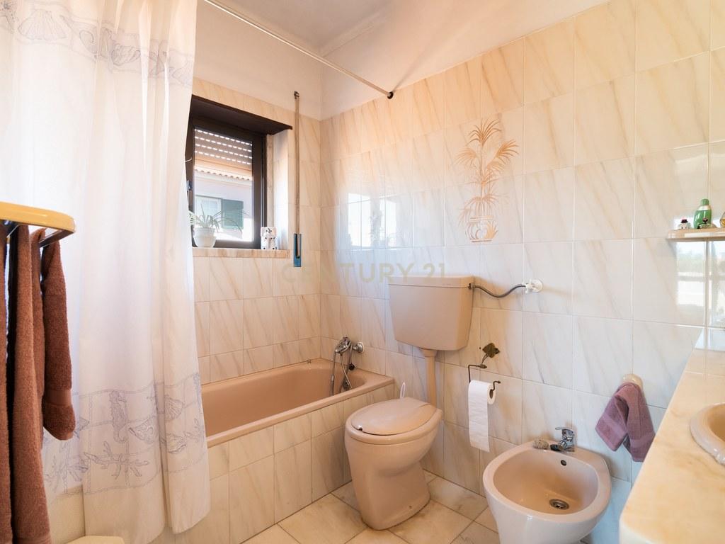 House T4+ in Alcabideche — image 34