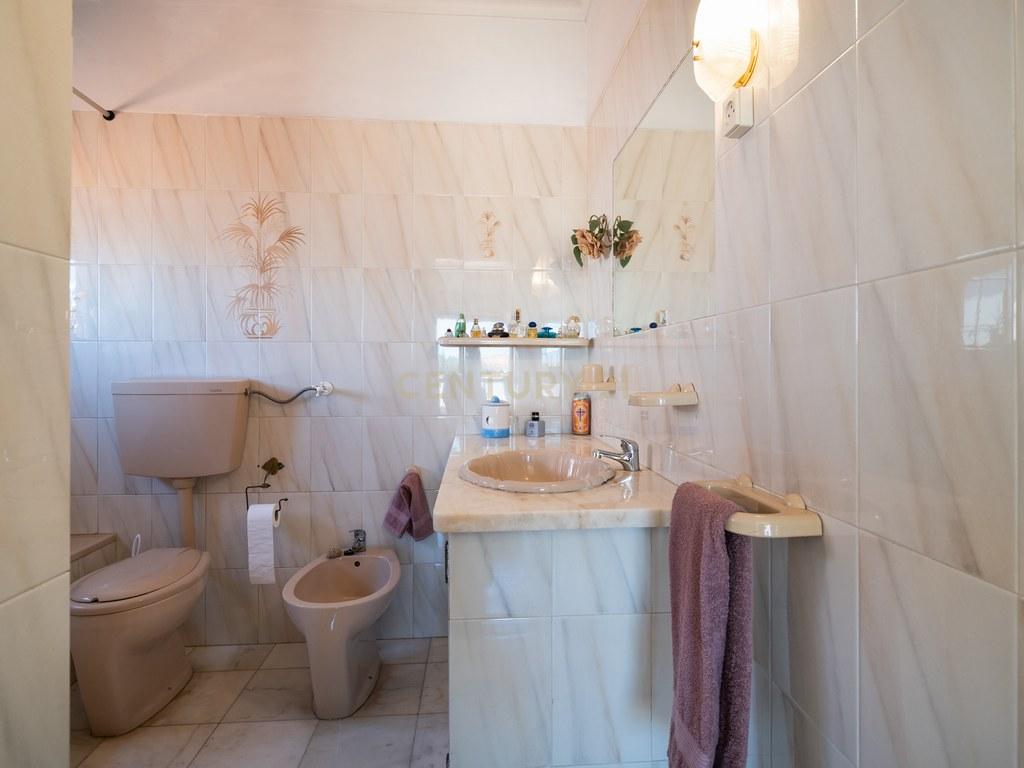 House T4+ in Alcabideche — image 35