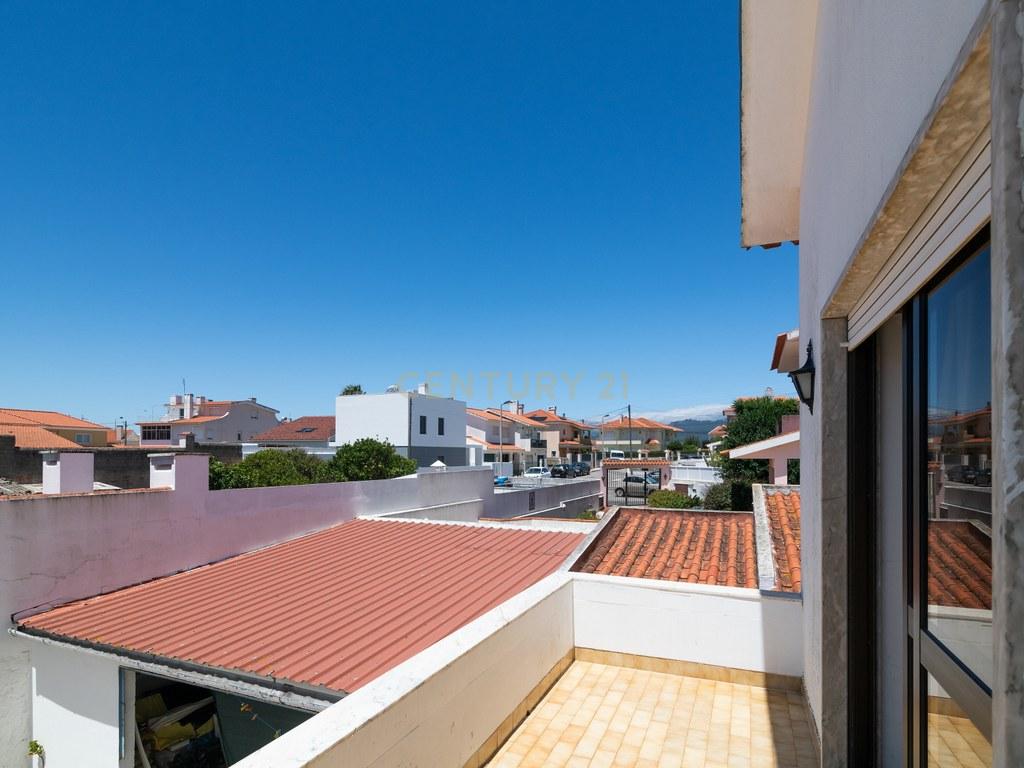House T4+ in Alcabideche — image 36