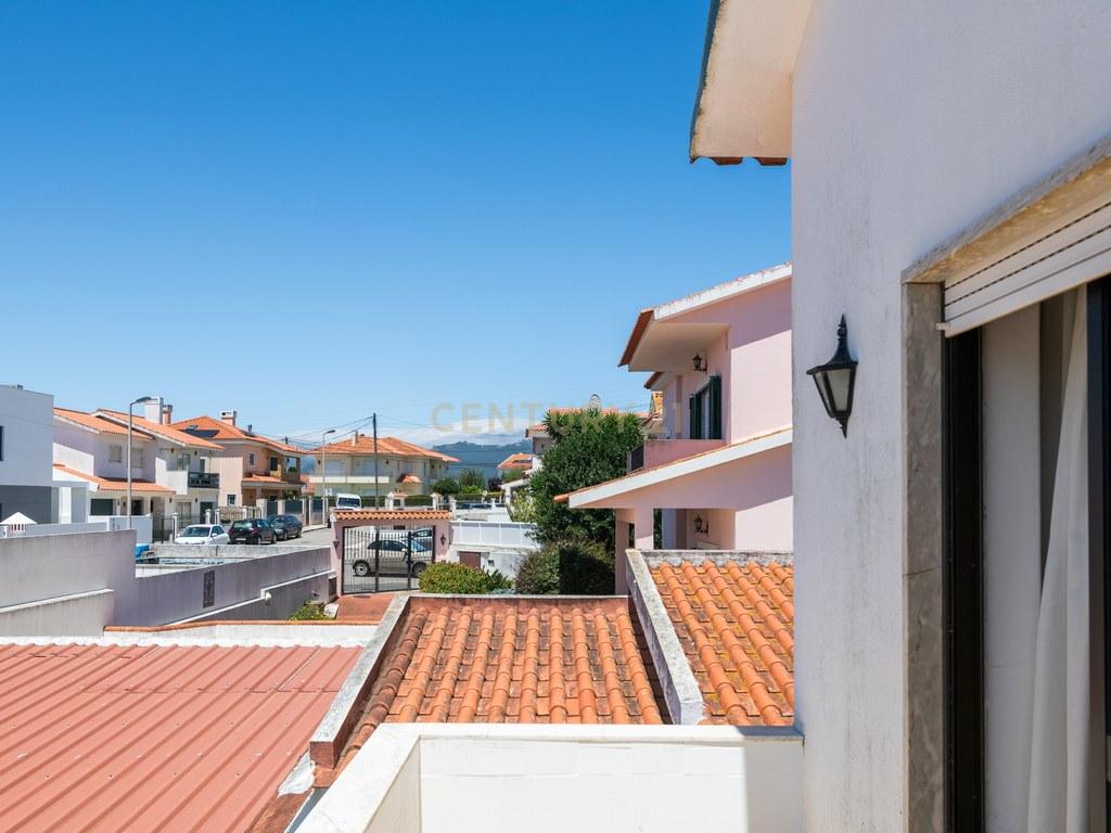 House T4+ in Alcabideche — image 37