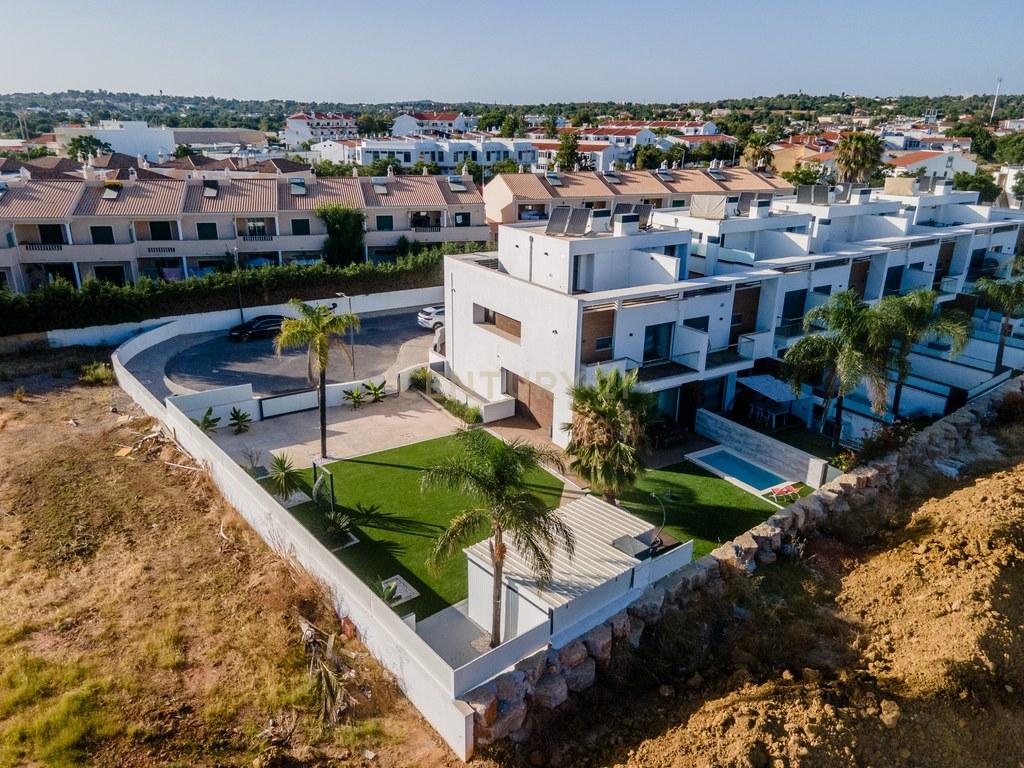 House T4+ in Ferreiras — image 03