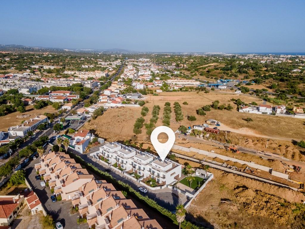 House T4+ in Ferreiras — image 05