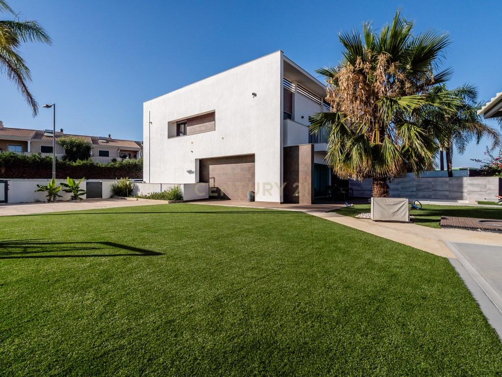 House T4+ in Ferreiras — image 06