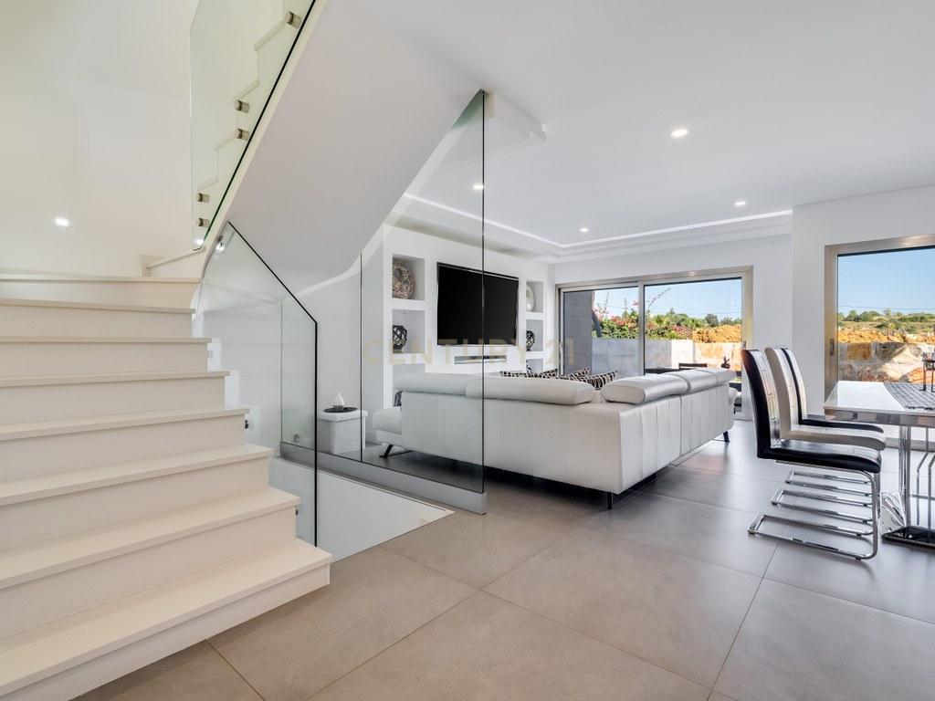 House T4+ in Ferreiras — image 08