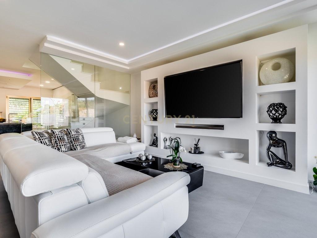 House T4+ in Ferreiras — image 09