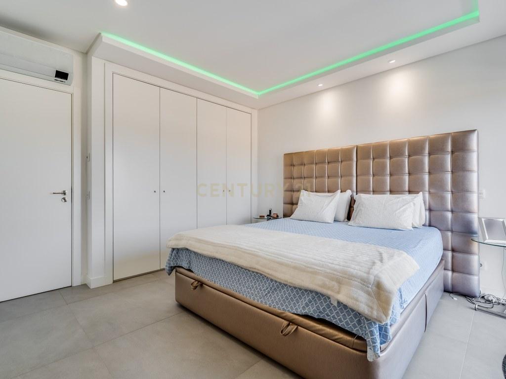 House T4+ in Ferreiras — image 18