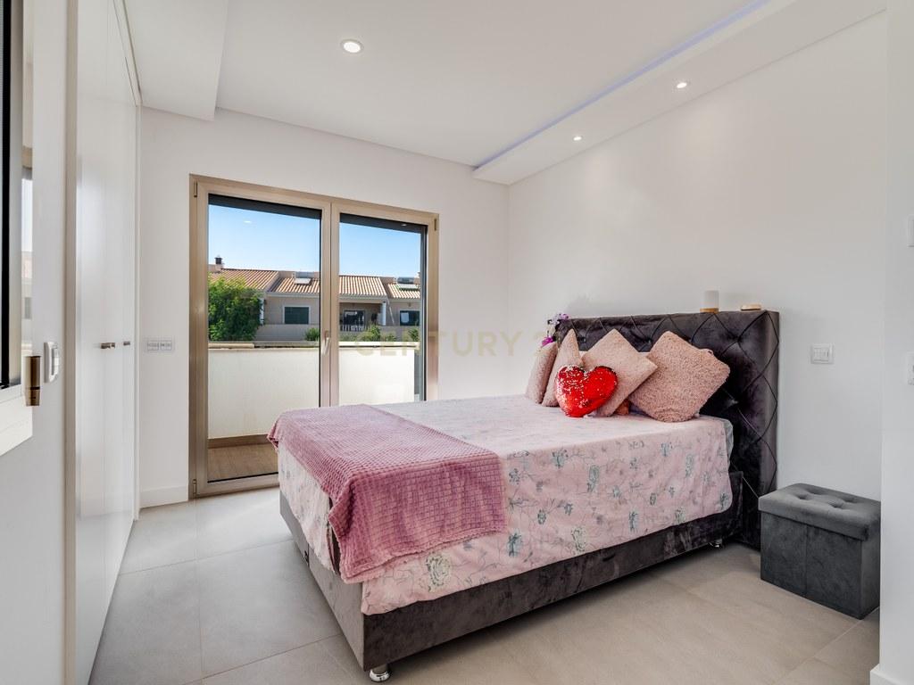 House T4+ in Ferreiras — image 22