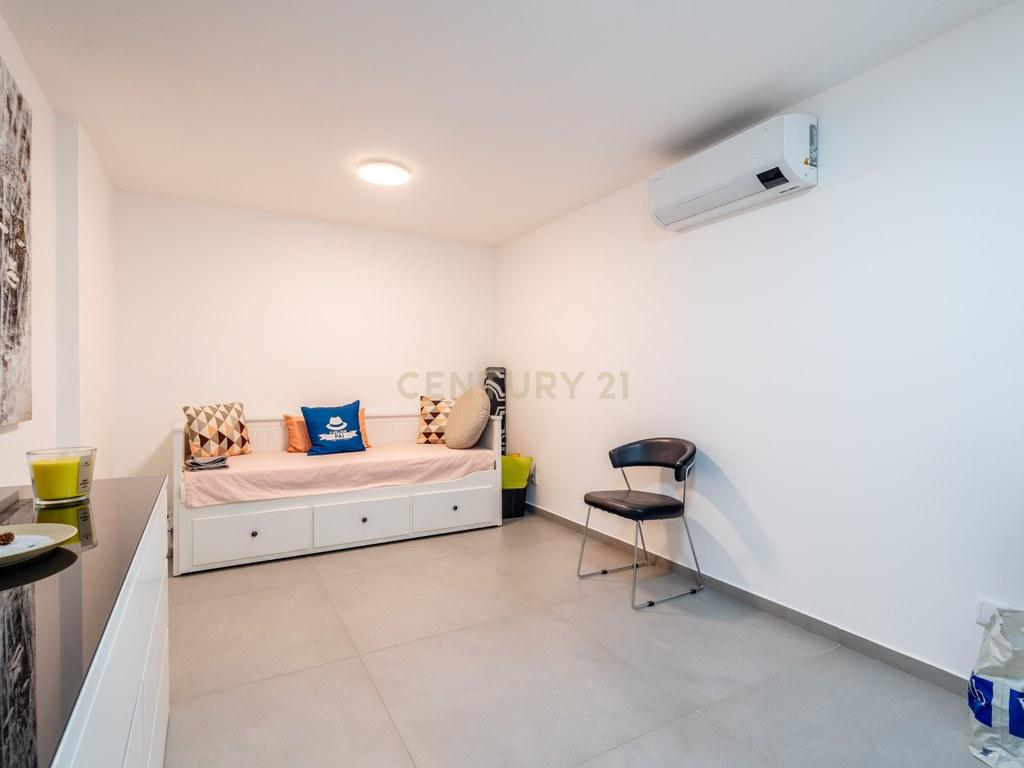House T4+ in Ferreiras — image 24