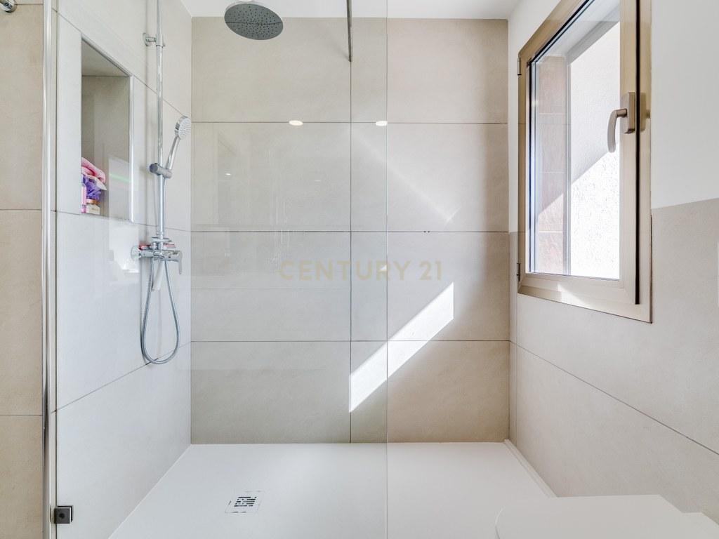 House T4+ in Ferreiras — image 30